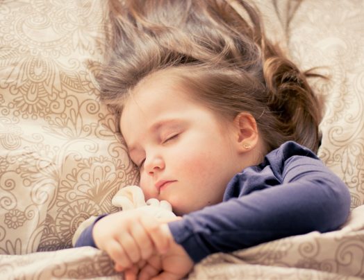 sleeping child (Daniela Dimitrova Pixabay)